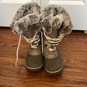 Kids snow boots sz3, good condition, could use new laces. Warm & cozy!!